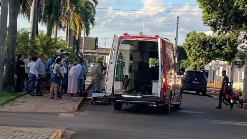 Motociclista sofre traumatismo craniano em acidente e motorista foge do local