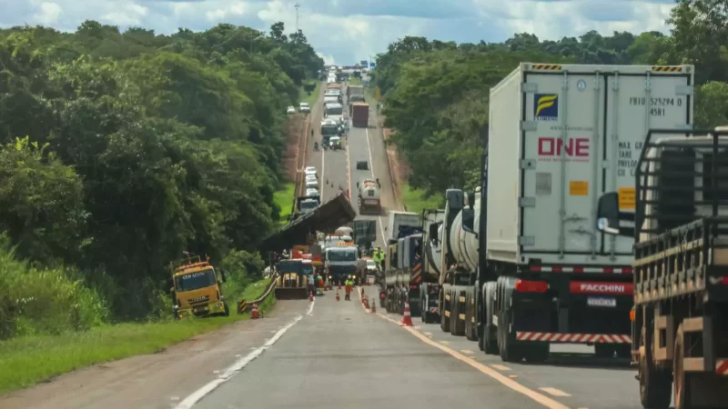 BR-163 tem meia pista liberada após 7 horas de congestionamento por acidente que deixou cinco mortos