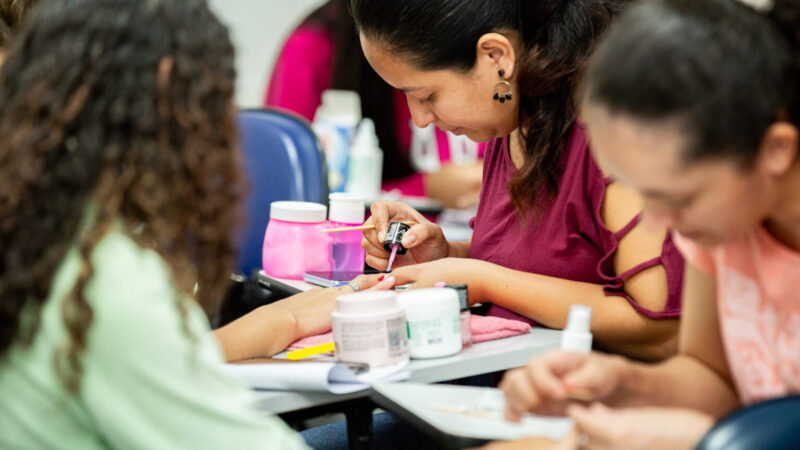 Prefeitura abre vagas para curso gratuito de Design de Sobrancelha, Manicure e Pedicure, no Bairro Tiradentes