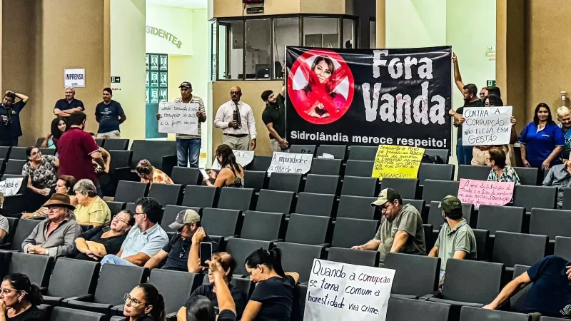 Após pressão de manifestantes, vereadores de Sidrolândia aprovam requerimento contra Vanda Camilo