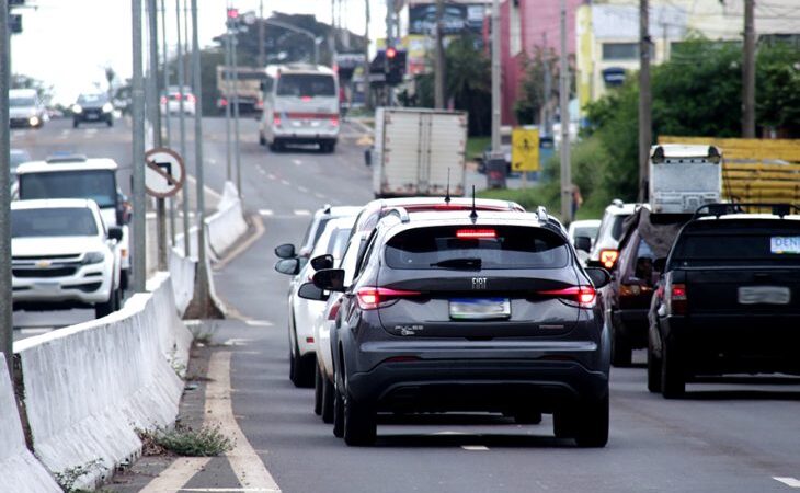 Prazo para licenciar veículos com placas final 1 e 2 em MS vence no dia 30