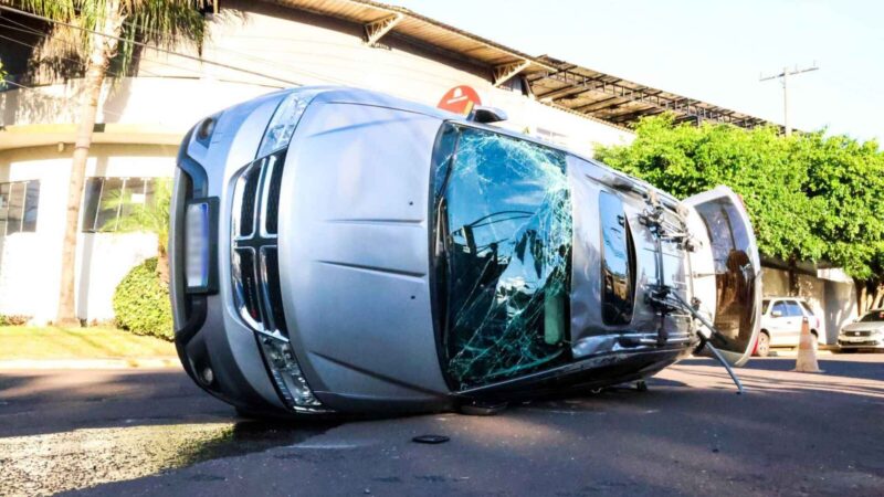 Carro roda na pista e tomba após avançar placa de ‘Pare’ no Chácara Cachoeira