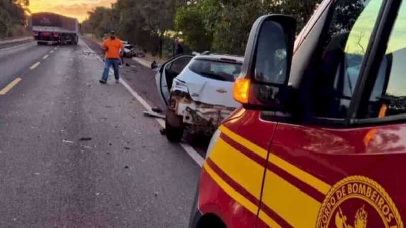 Acidente com três carros deixa dois mortos na BR-262