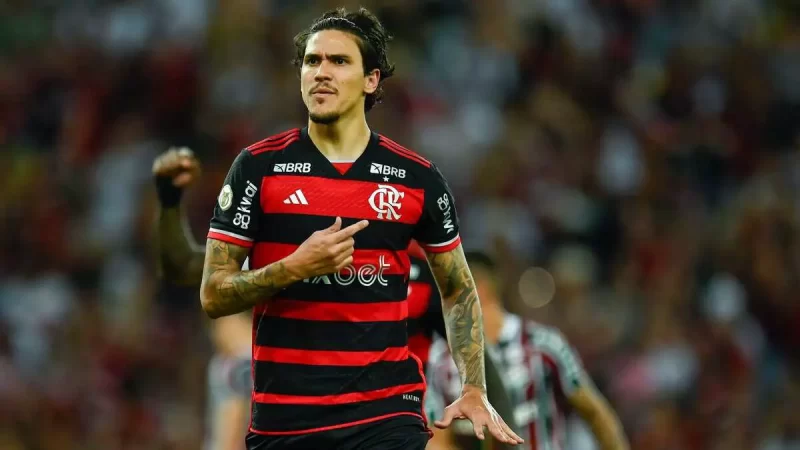 Pedro faz de pênalti, Flamengo afunda Fluminense na lanterna e lidera o Brasileirão