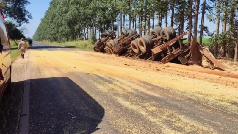 Motorista perde controle, tomba carreta e carga de soja fica espalhada na BR-376