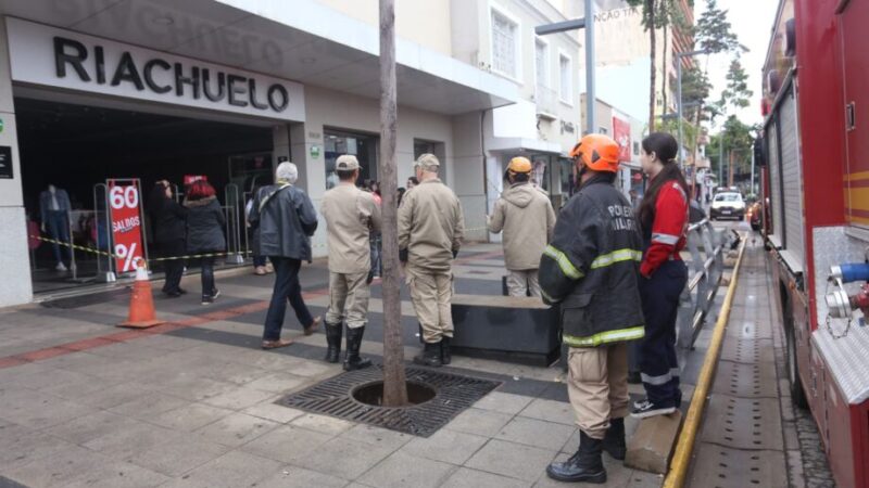 Incêndio em loja tumultua trânsito no centro de Campo Grande