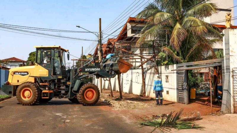 No segundo dia, mutirão de limpeza na casa de ‘Acumulador’ retira dois caminhões de lixo