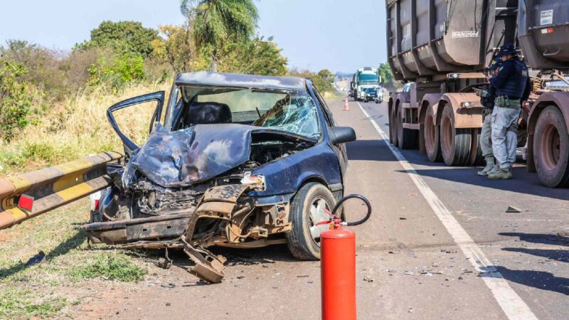 Motorista morre em colisão frontal com caminhão na BR-163 em Campo Grande