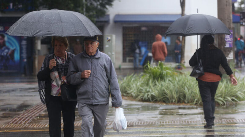 Frente fria chega e calorão e tempo seco dão lugar para tempestades e geada em MS