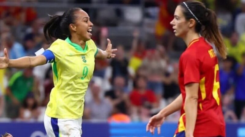 Olímpiadas 2024: Brasil derrota Espanha e garante lugar na final do futebol feminino