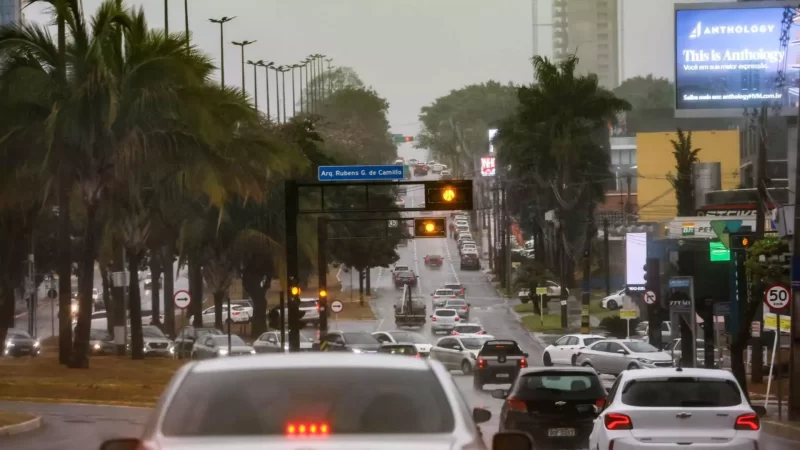 Com chuva, semáforos ficam intermitentes na Avenida Afonso Pena e exigem atenção redobrada de motoristas