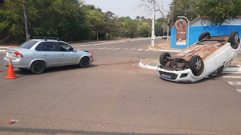 Esteticista capota carro após ser atingida por Corsa em cruzamento na Capital