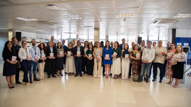 TCE-MS homenageia autores de publicação sobre primeira infância