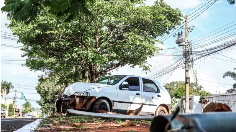 Motorista sofre convulsão, perde controle e derruba poste no Tijuca em Campo Grande