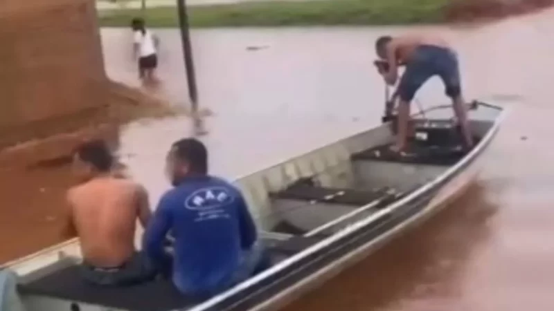 Chuva intensa deixa Paranaíba alagada e moradores usam barco para se locomover