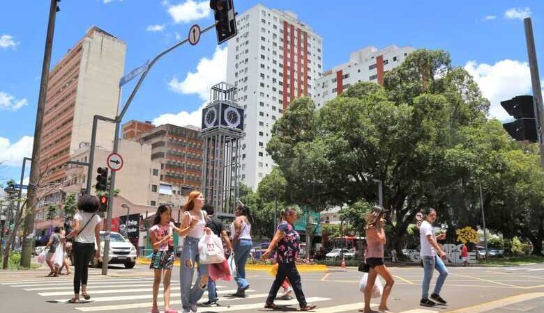 Saiba o que abre e fecha no Dia de Finados na Capital