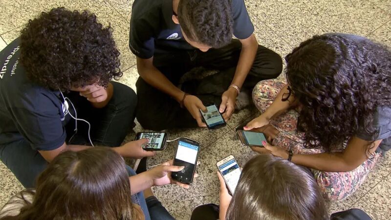 Senado aprova proibição de celular nas escolas; medida por valer para 2025