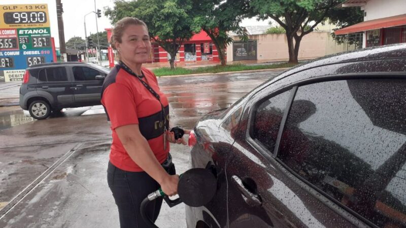 Mulheres esbanjam simpatia em posto de gasolina na manhã de Natal