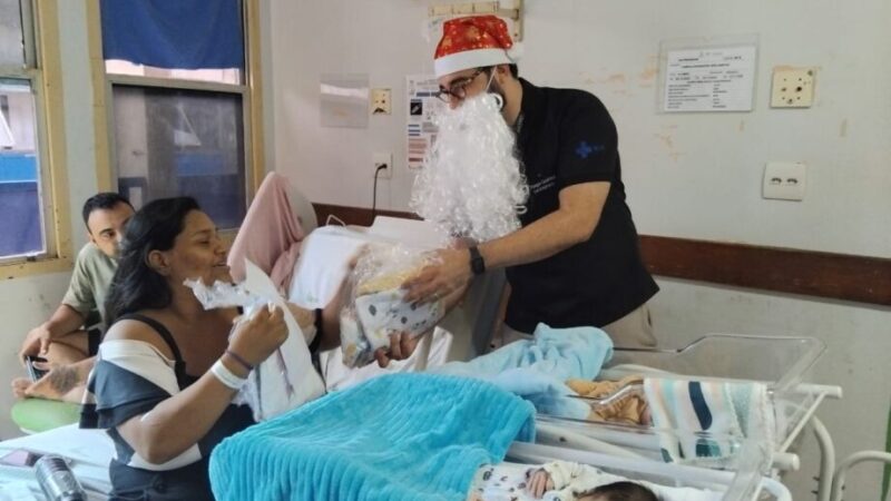 Recém nascidos recebem enxovais do Papai Noel em hospital de MS