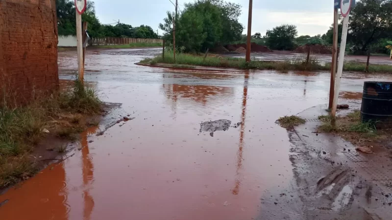 Chuva de uma hora deixa ruas alagadas em Campo Grande