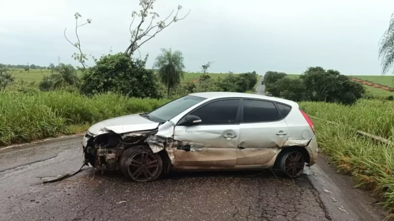 Motorista perde controle da direção e colide contra guard rail da BR-376