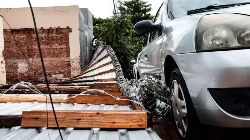 Temporal derruba tapumes de obra e tranca calçada no Centro de Campo Grande