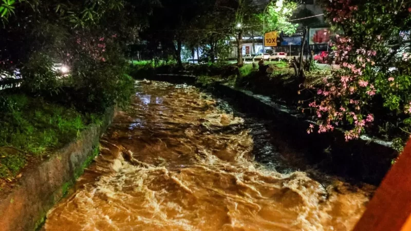 Chuva de 34 mm alaga ruas e enche córregos de Campo Grande