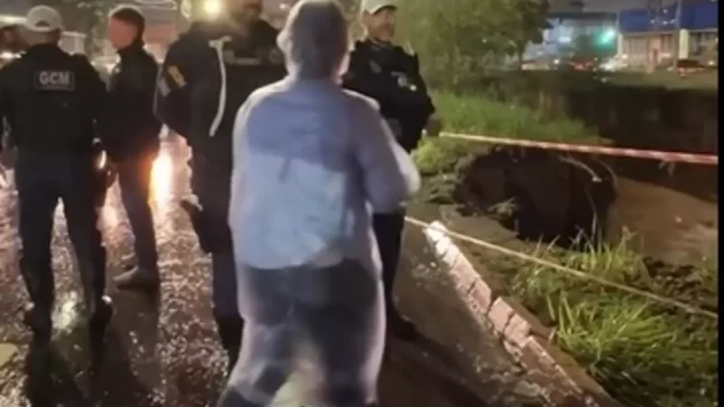 Chuva causa erosão na barreira lateral do Córrego Segredo no Centro