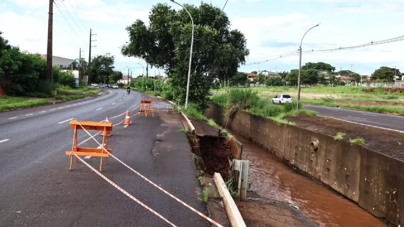 Após córrego transbordar, paredes de concreto cedem e interditam trechos da Ernesto Geisel