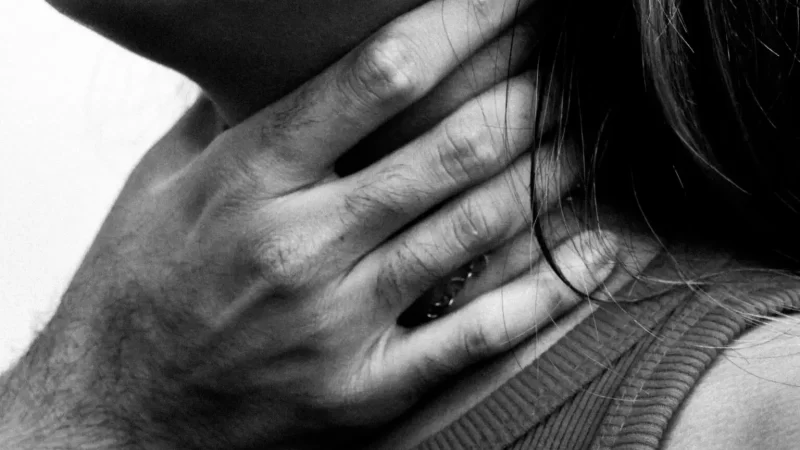 Mulher é mantida em cárcere e agredida pelo ex que descumpre medida protetiva