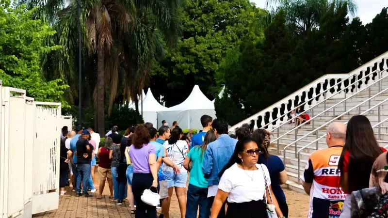 Centenas de pessoas formam filas em Campo Grande no primeiro dia da vacinação geral contra gripe
