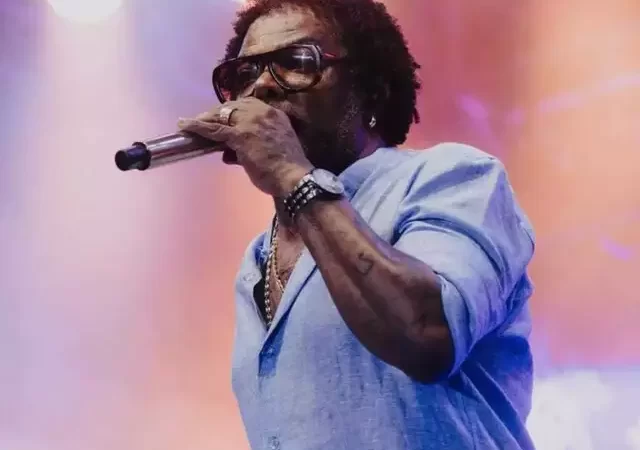 Hoje é dia de Xande de Pilares em show gratuito no Parque das Nações