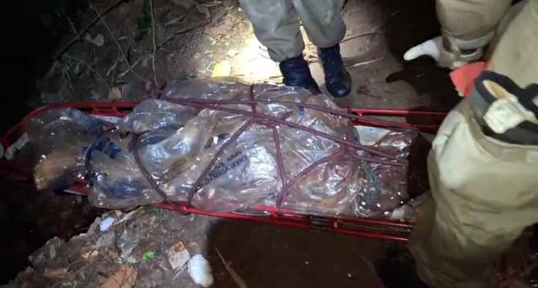 Homem é morto com golpes de foice, enrolado em saco e jogado em córrego na Capital