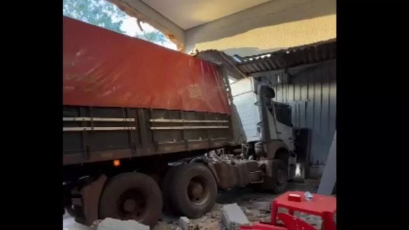 Carreta desgovernada invade panificadora às margens da BR-163