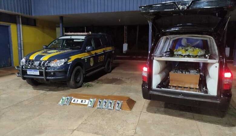 Traficantes usam caixão funerário para transportar 162 kg de drogas em Terenos