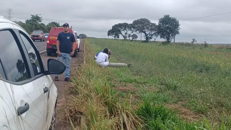 Ajoelhado, pai se desespera com acidente que matou rapaz na BR-262: ‘Meu Deus’