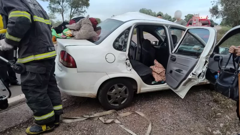 Idosa é socorrida com fratura na perna após carro bater contra árvore na BR-262