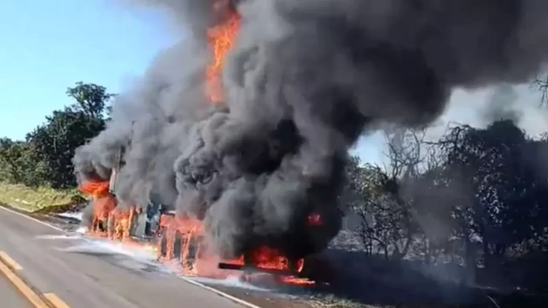Carreta pega fogo na MS-134 após vazamento de combustível