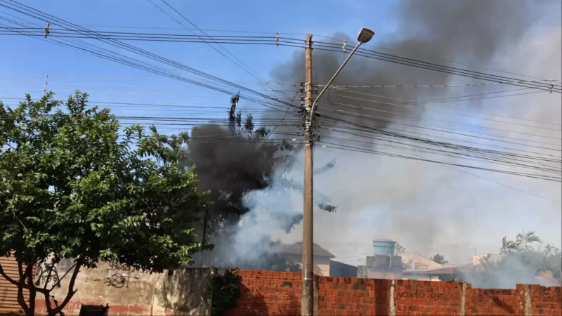 Explosão e princípio de incêndio assustam moradores da Vila Serradinho