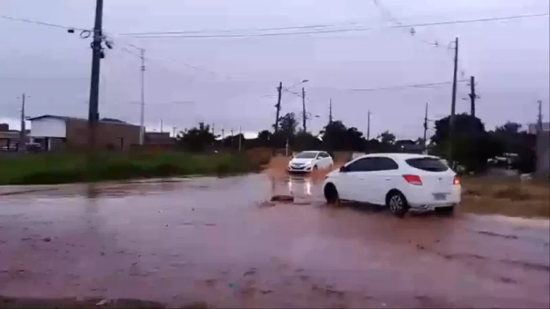Chuva de 15 minutos alaga cruzamento no Jardim Los Angeles