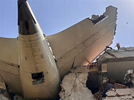 Avião com 242 pessoas cai na Índia e deixa ao menos 200 mortos, segundo autoridades