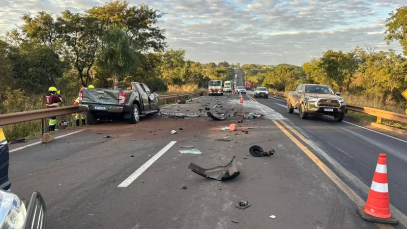 Motorista de caminhonete bate de frente com carreta e morre na BR-163