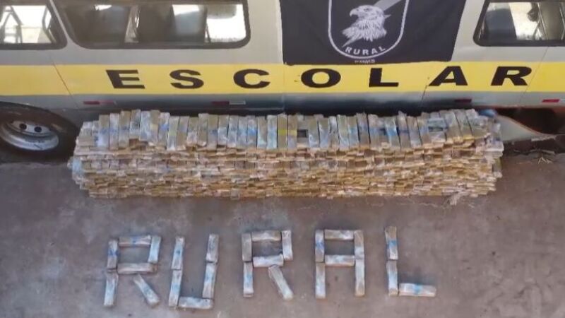 Polícia Militar Rodoviária apreende 2 toneladas de drogas em ônibus escolar