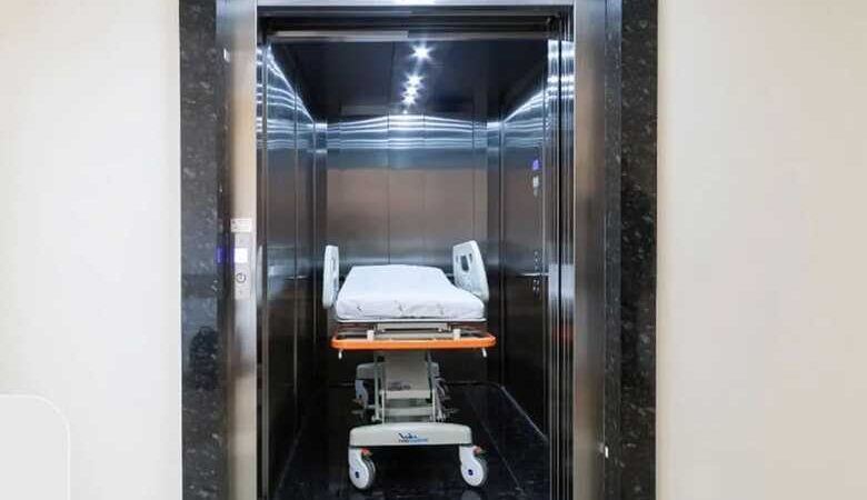 Deputados votam obrigatoriedade de elevadores para macas em edifícios