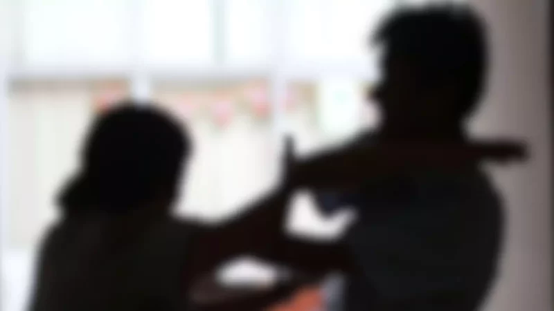 Filho agride mãe de 86 anos com puxões de cabelo e a joga contra geladeira após briga por cães