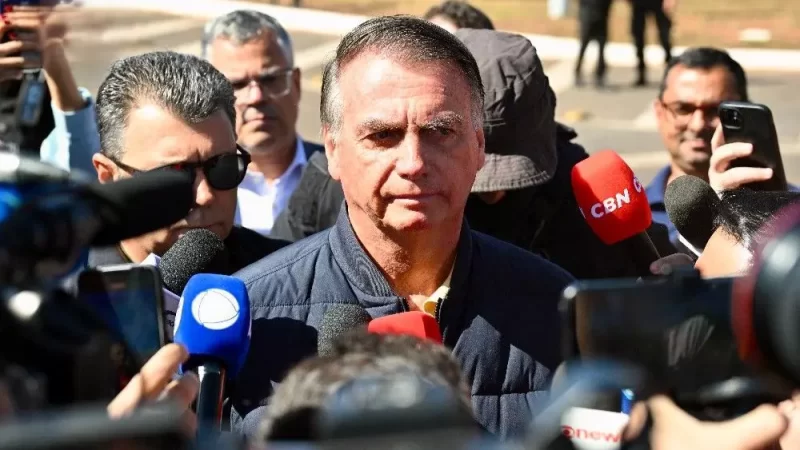 Apoiadores de Bolsonaro realizam ‘adesivaço’ pedindo ‘Fora Moraes’ em Campo Grande