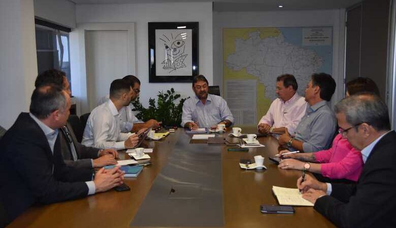 Longen reúne secretários para discutir expansão da Educação Infantil na Capital