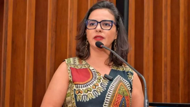 Deputada protocola Moção de Protesto por jovem vítima de homofobia na Capital