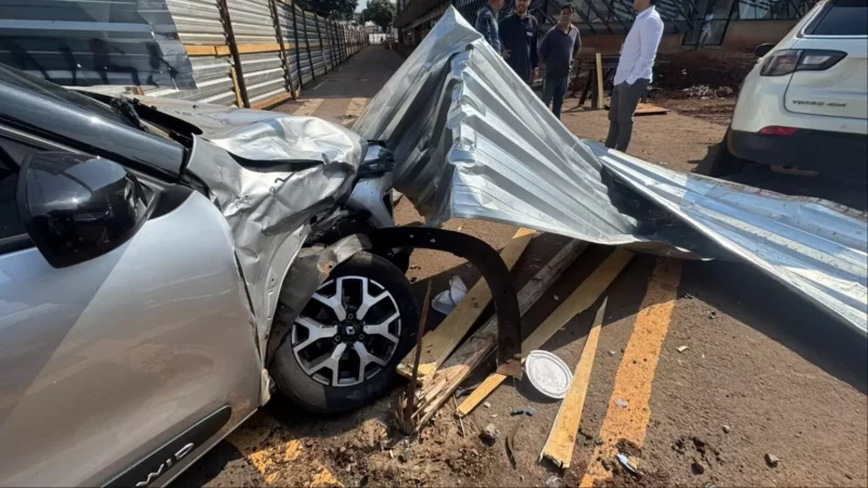 Motorista não respeita Pare e carros invadem obra na antiga rodoviária de Campo Grande