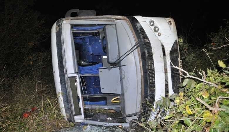 Ônibus com jogadores mirins de Chapadão do Sul capota na BR-060 e deixa dois feridos